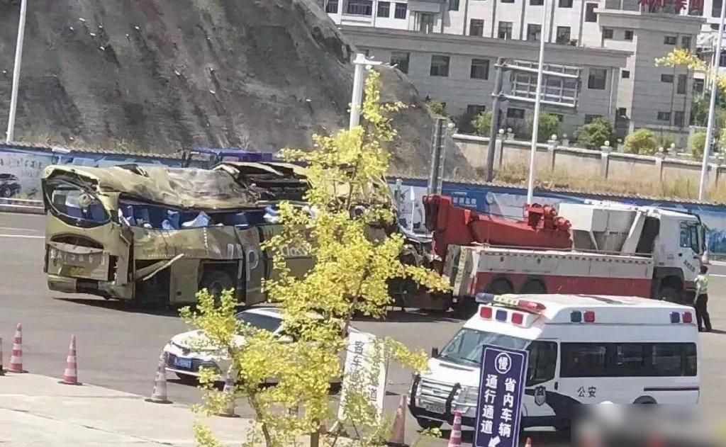 網上流傳貴州車禍旅遊巴出事後被運走的照片,車身嚴重損毀。(互聯網)