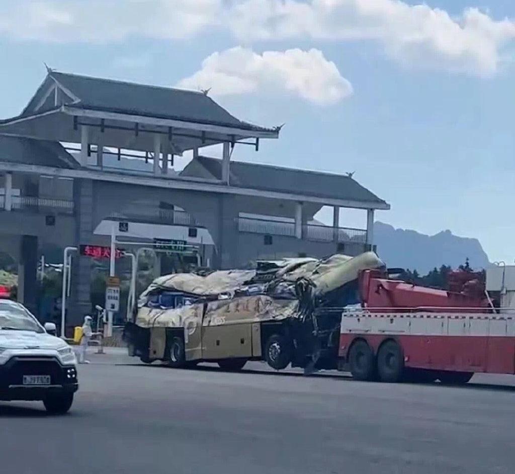 網上流傳貴州車禍旅遊巴出事後被運走的照片,車身嚴重損毀。(互聯網)