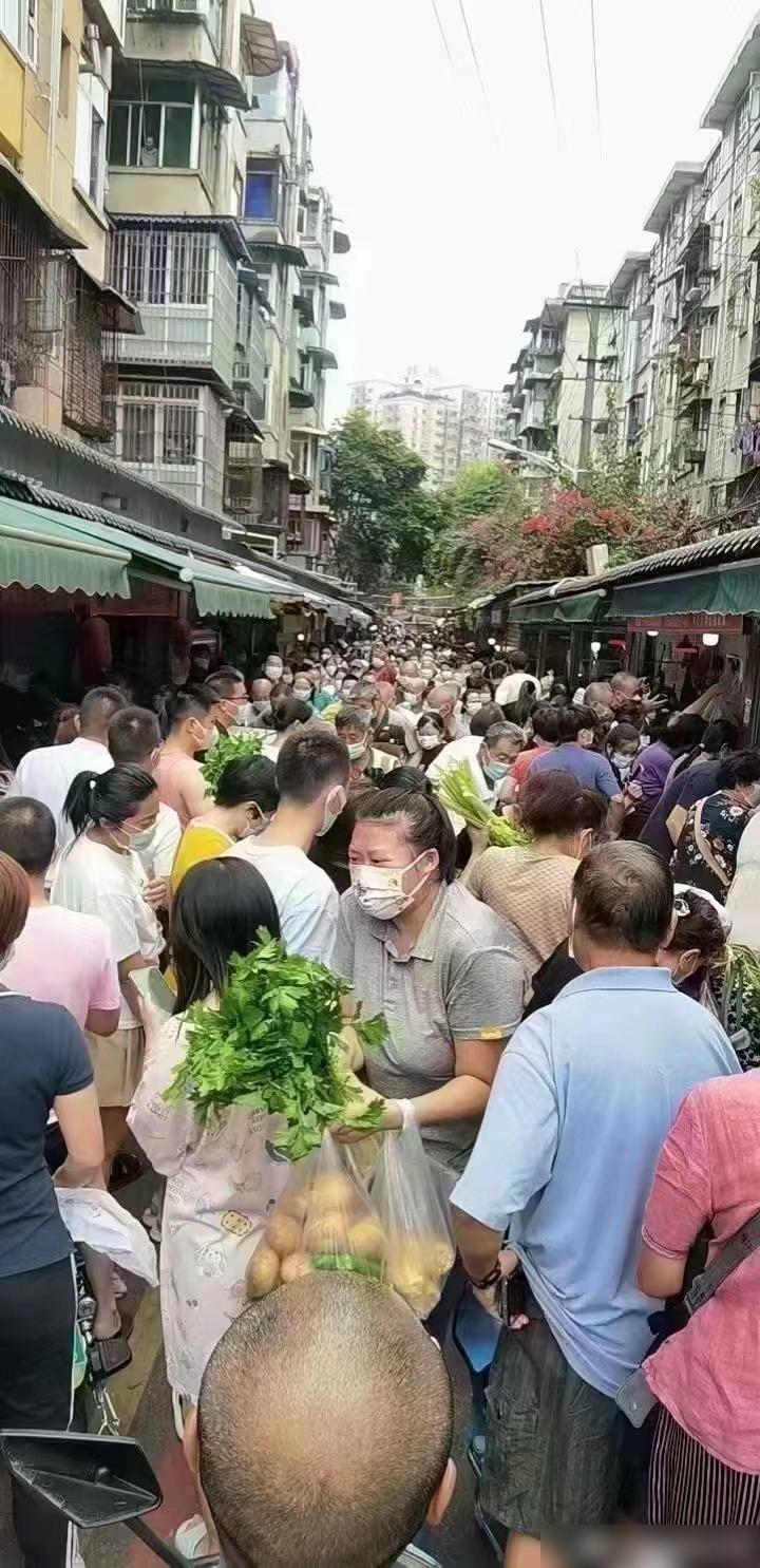禁足前夕,成都的街市人頭湧湧。(互聯網)