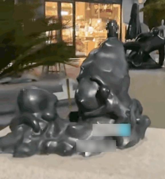 上海夏都小鎮的雕像,被指充滿性暗示,甚至是赤裸裸的性器官。(互聯網)