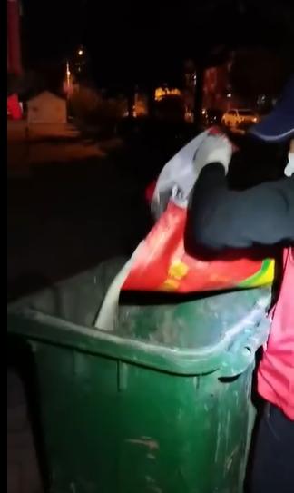 黑龍江佳木斯市有防疫人員倒掉整包米,又砸爛雞蛋後倒掉。(互聯網)