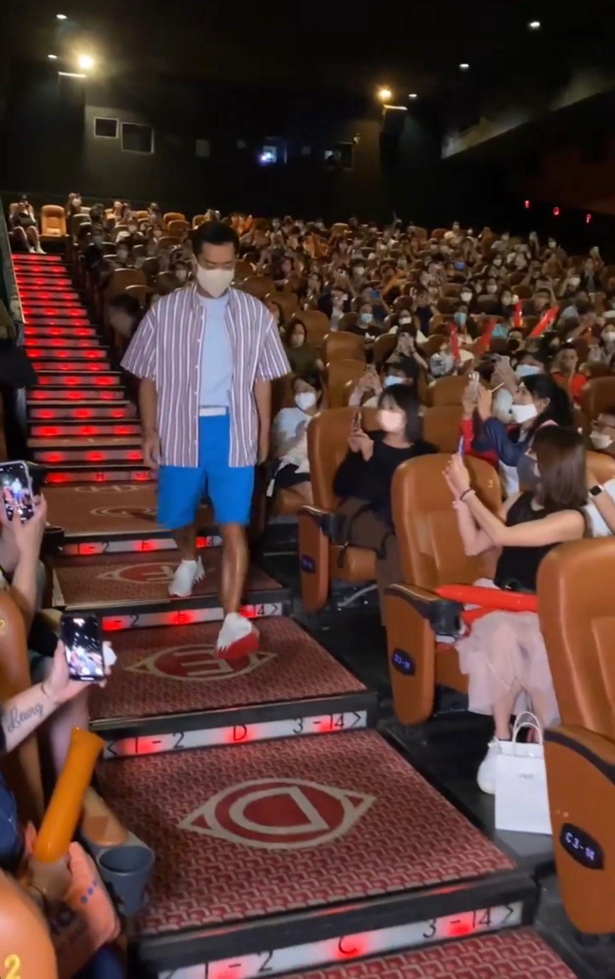 古天樂到戲院獲一家大細影迷支持,場面熱鬧。