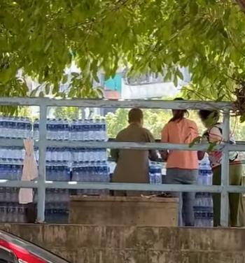 廣東一條河邊近日有人「放生礦泉水」。(互聯網)