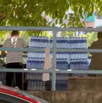 廣東一條河邊近日有人「放生礦泉水」。(互聯網)