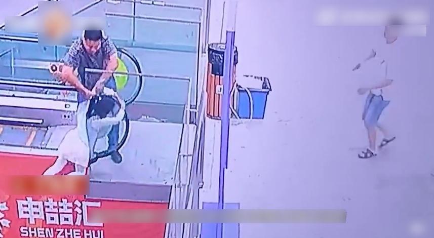 丁先生拉住女童。(互聯網)
