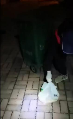 黑龍江佳木斯市有防疫人員倒掉整包米,又砸爛雞蛋後倒掉。(互聯網)