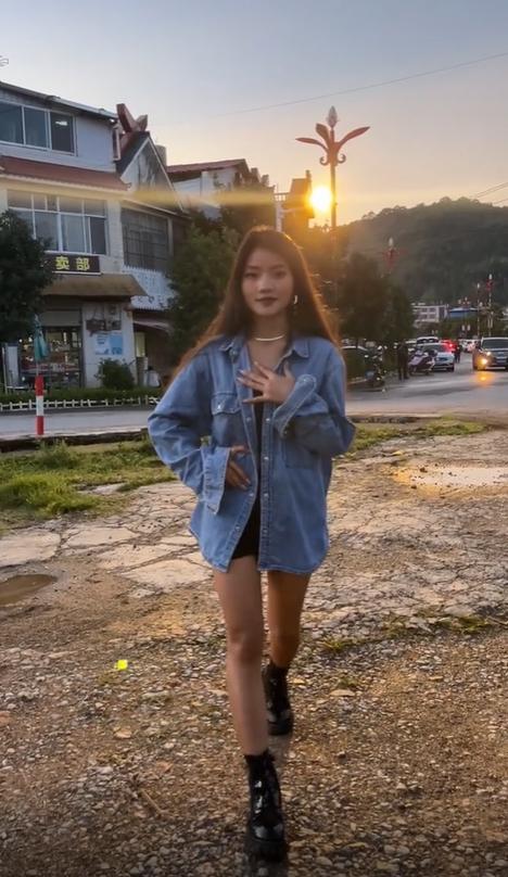 南依在抖音為服裝網店拍短片帶貨。(南依抖音)