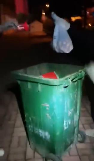 黑龍江佳木斯市有防疫人員倒掉整包米,又砸爛雞蛋後倒掉。(互聯網)