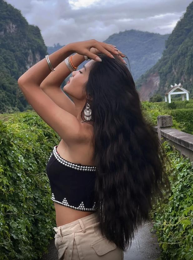 南依在抖音為服裝網店拍短片帶貨。(南依抖音)