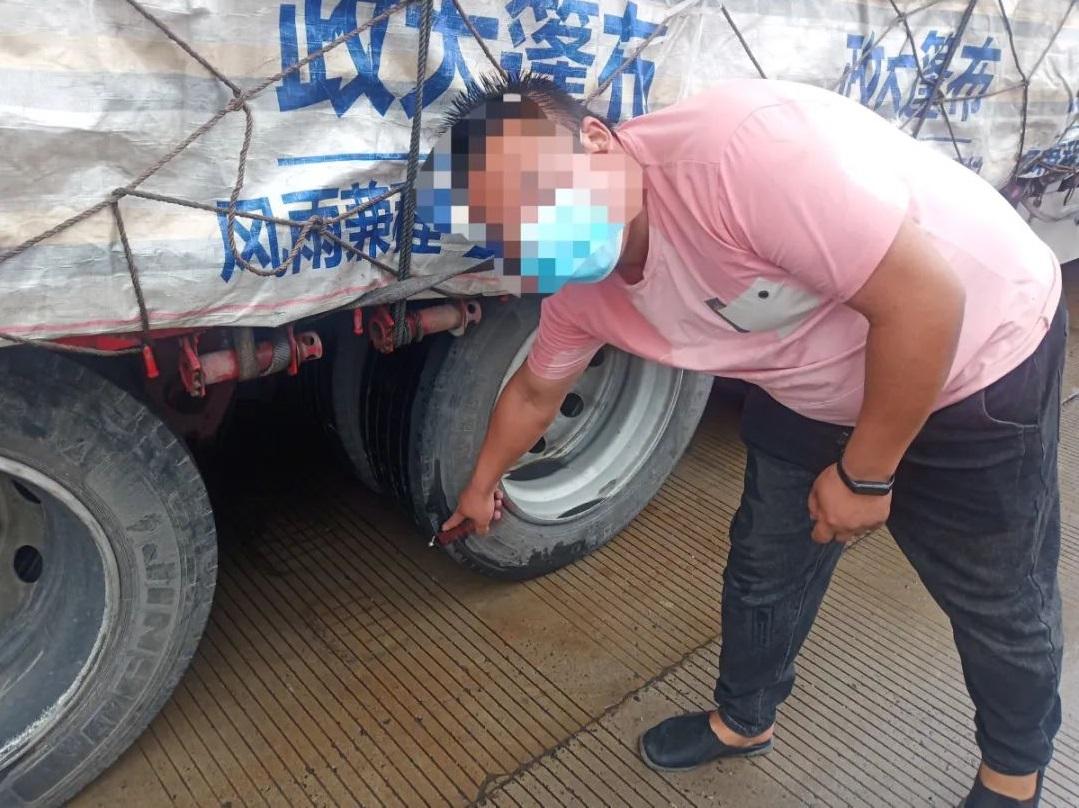 受害者展示被螺絲釘刺穿的輪胎。(河北交警微信)