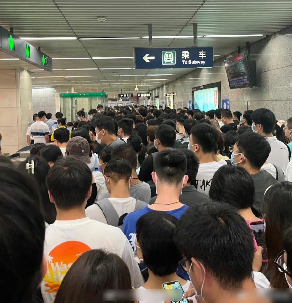 北京地鐵全線壞閘機,車站內人山人海。(互聯網)