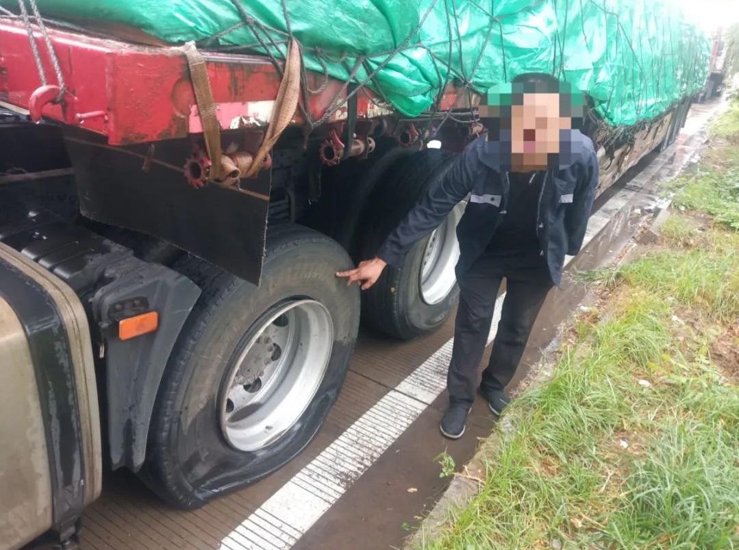 受害者展示被螺絲釘刺穿的輪胎。(河北交警微信)