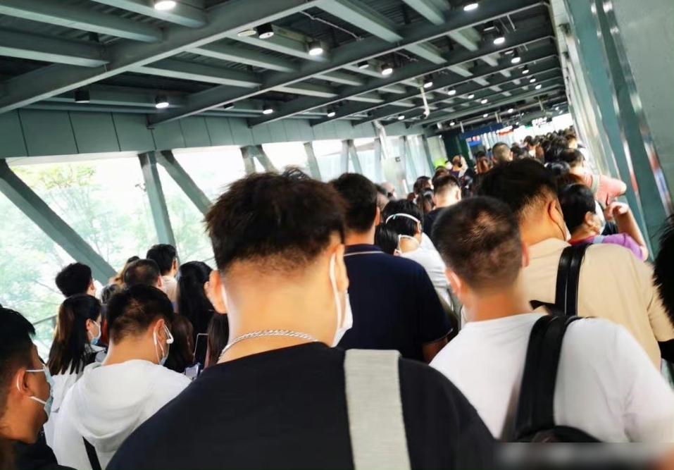 北京地鐵全線壞閘機,車站內人山人海。(互聯網)