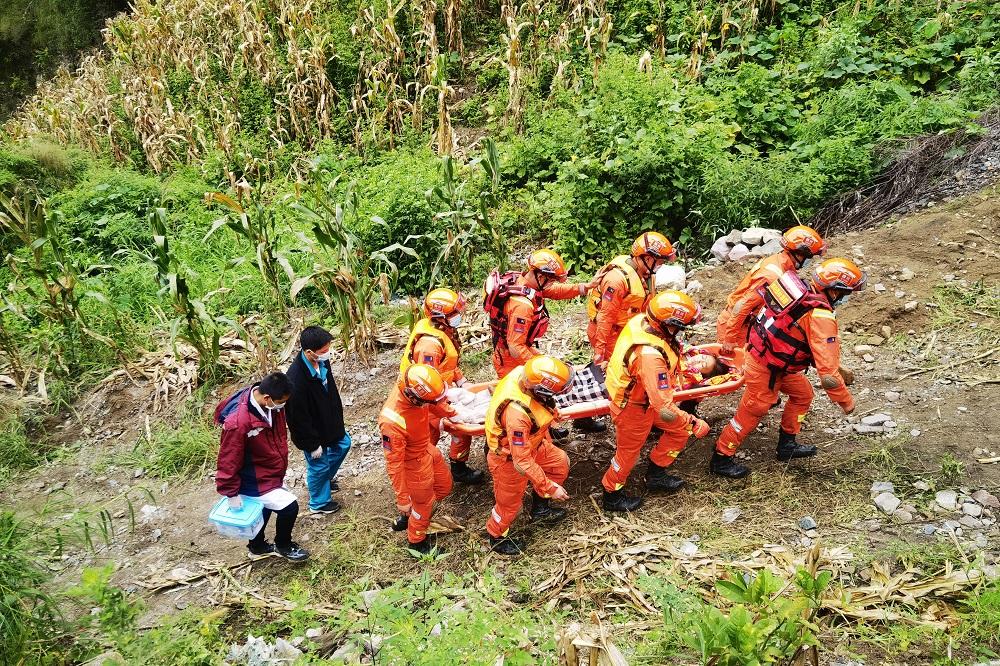 救援人員轉移傷者。(中新社)