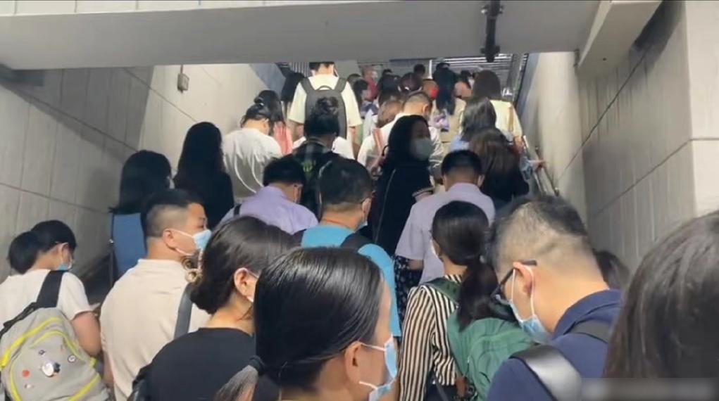 北京地鐵全線壞閘機,車站內人山人海。(互聯網)