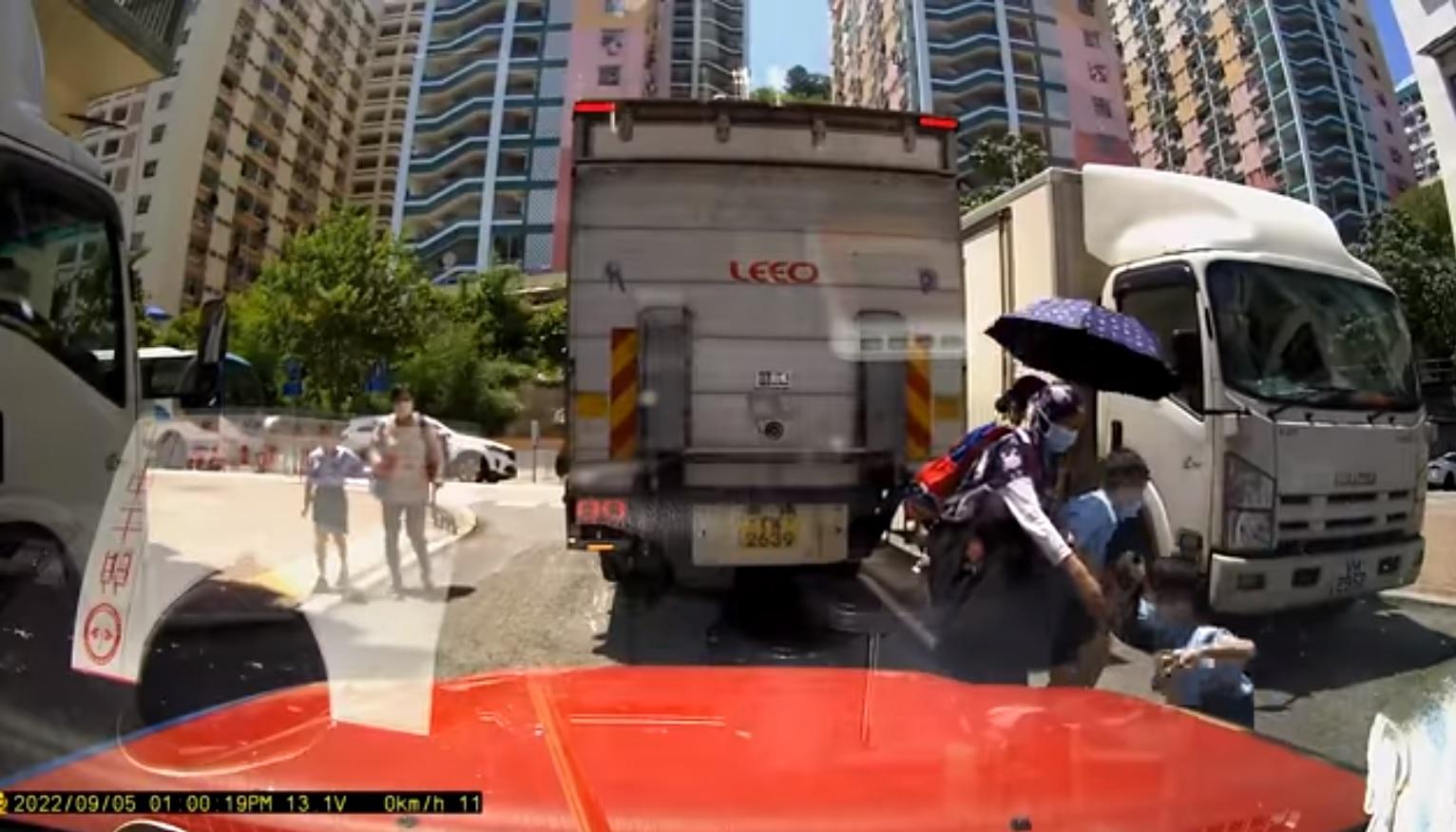 該名男童被撞後立即彈起身