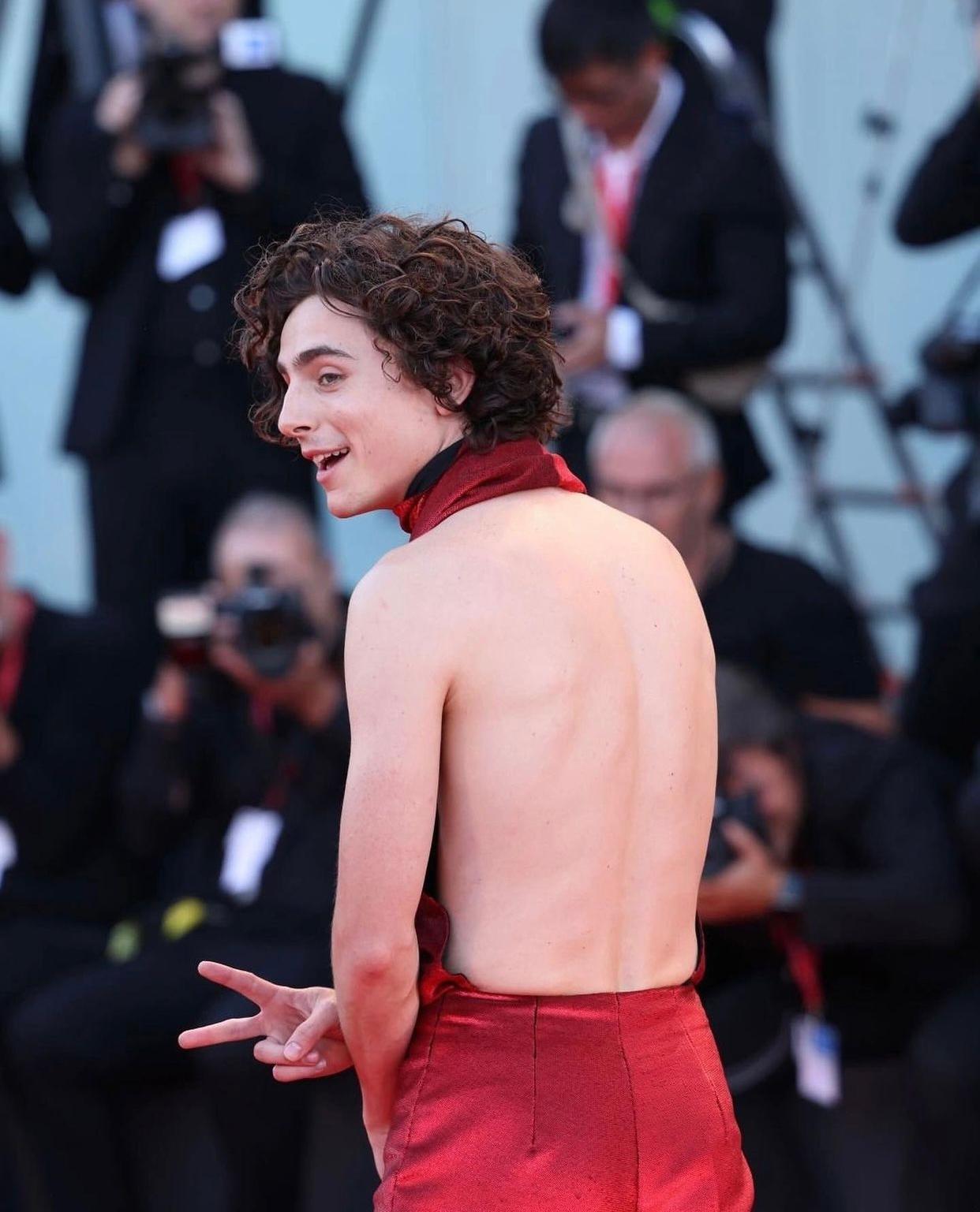 添麥菲穿大露背行威尼斯影展紅地毯