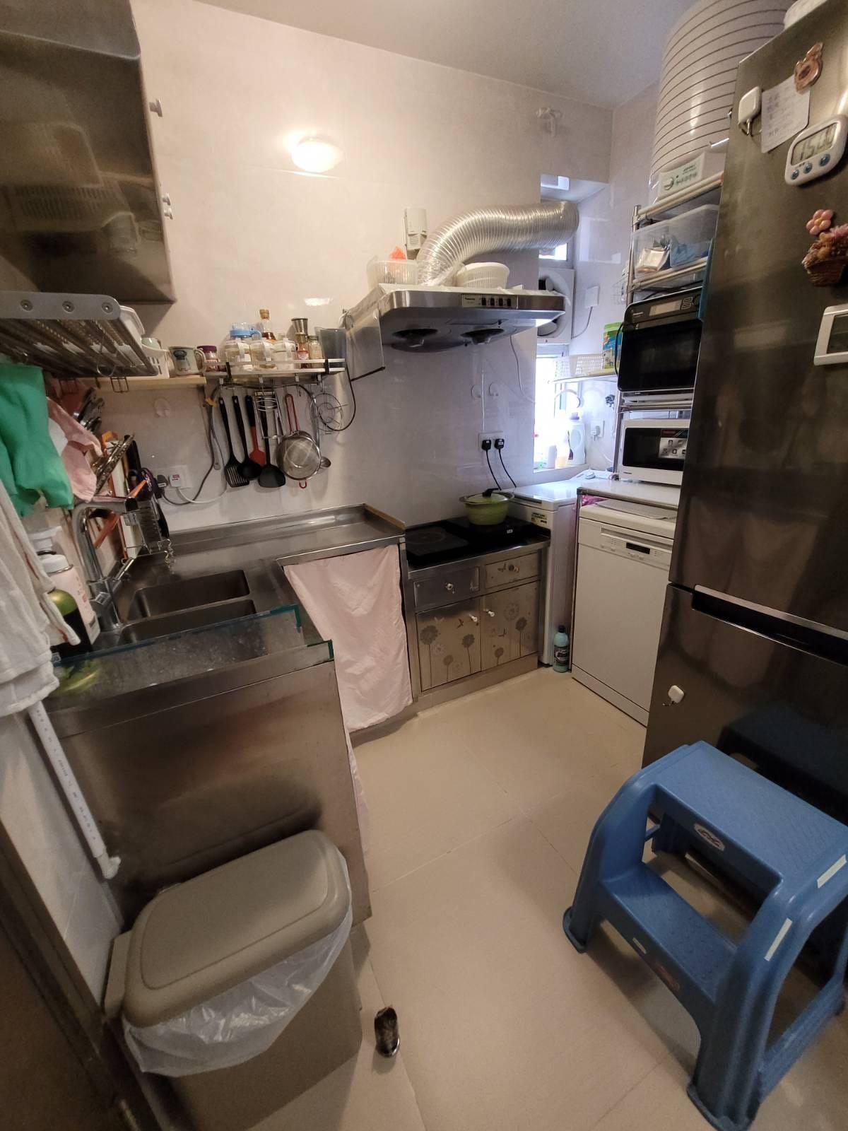 單位廚房面積闊大實用,擺放大型電器後仍有不少空間。