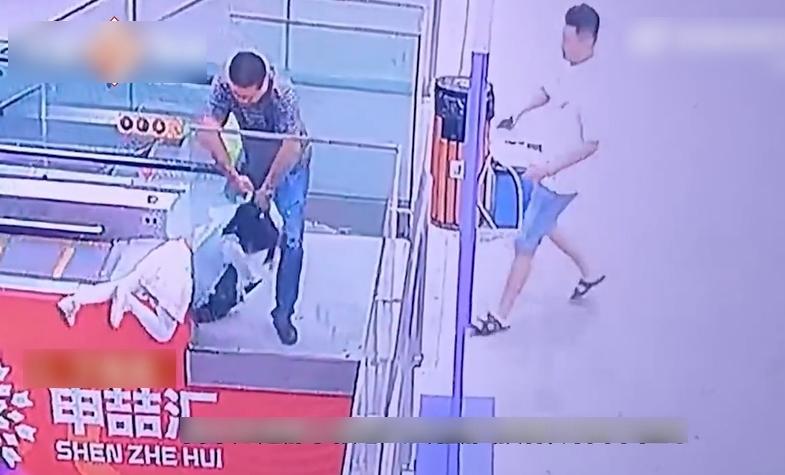 丁先生拉住女童。(互聯網)