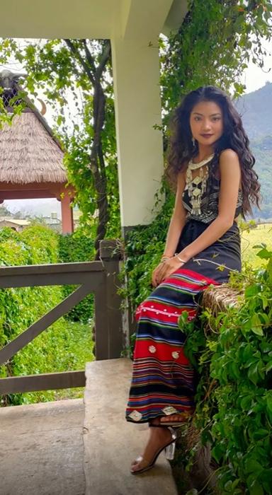 穿著民族服裝的南依。(南依抖音)