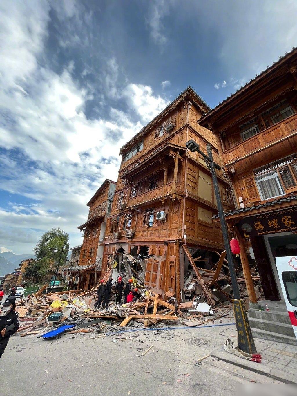 瀘定縣海螺溝最少2間旅館垮塌。(互聯網)