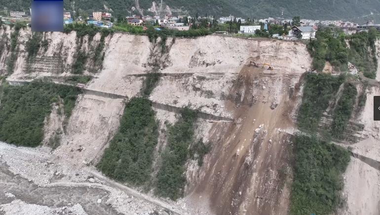 磨西鎮通往海螺溝景區的唯一道路仍在打通中。(互聯網)