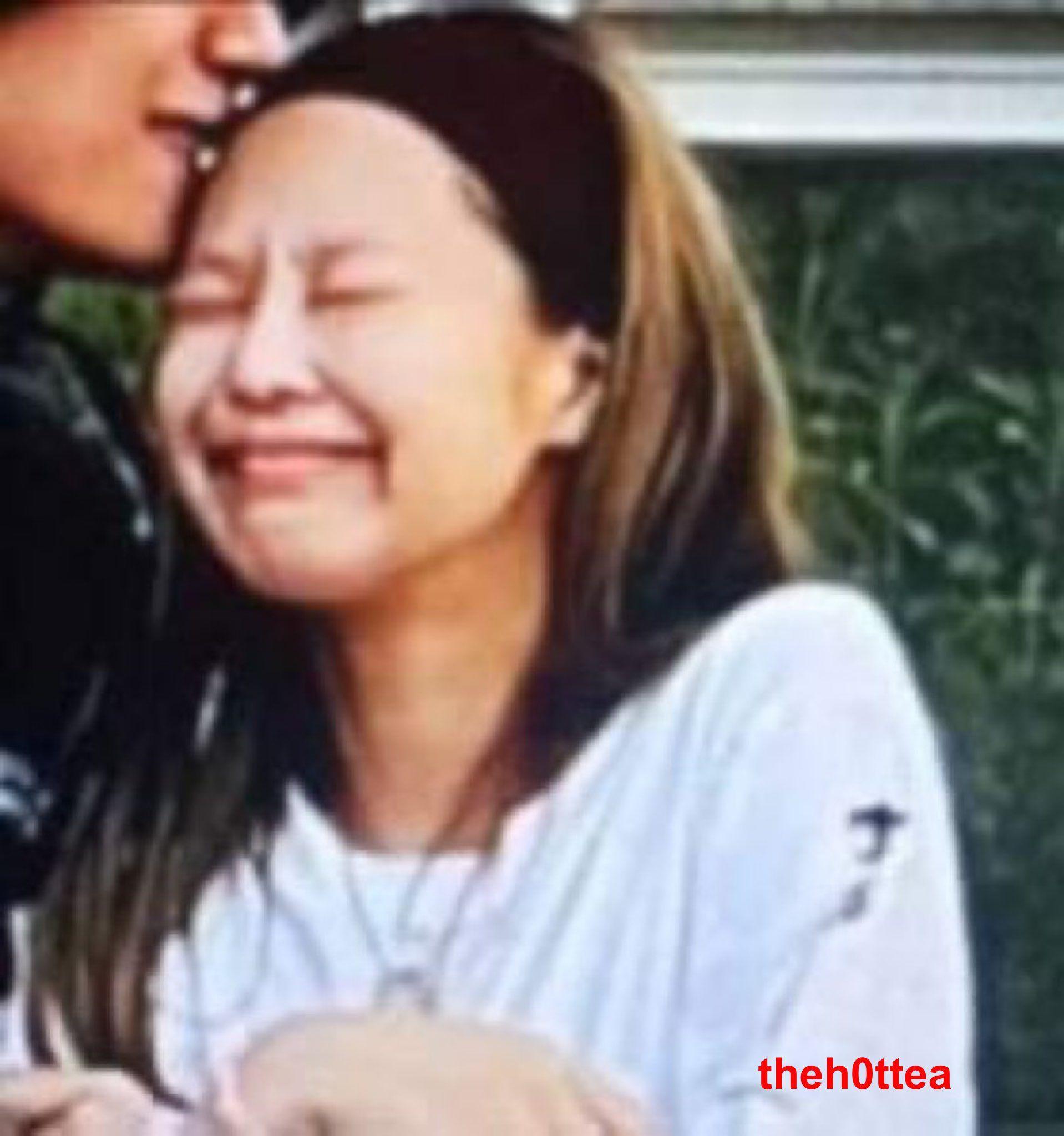 Jennie被相中男主角親吻額頭。