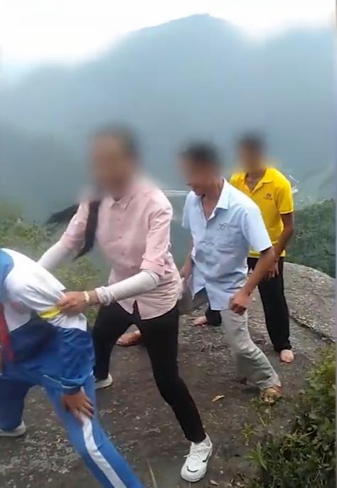 一名女子隨後加入,4人就一起在巨石上用力搖晃。(互聯網)