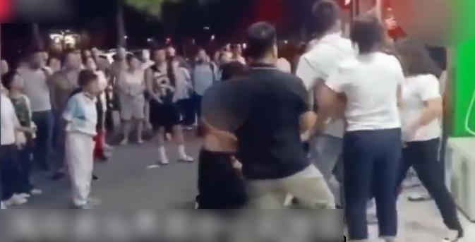 有圍觀民眾看不過眼,上前指責學生。(互聯網)