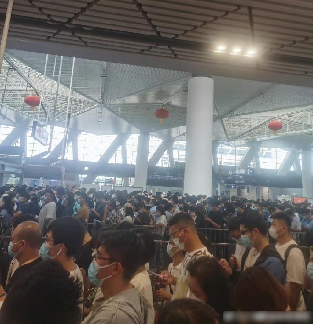 北京地鐵全線壞閘機,車站內人山人海。(互聯網)