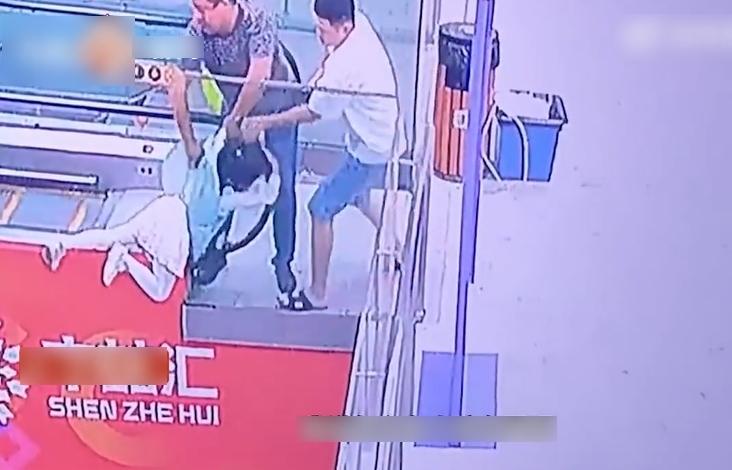 丁先生奮力拉住女童,差點脫手,幸弟弟趕到幫忙。(互聯網)