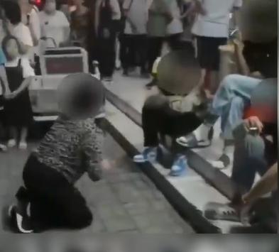 網上瘋傳老人為孫兒向幾名學生下跪。(互聯網)