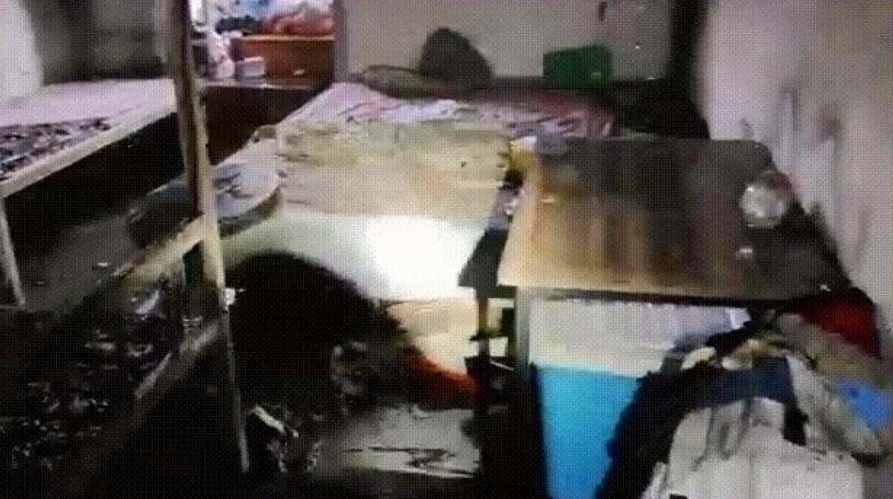 涉事房間燒毀,起火點明顯是左下角的床鋪。(互聯網)