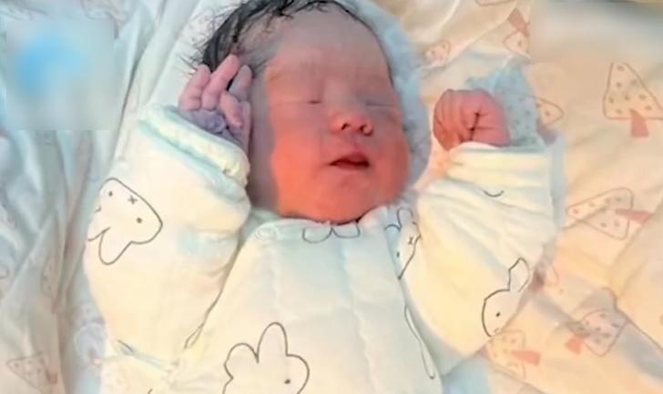 震後第一個地震寶寶在甘孜州人民醫院誕生,母子平安。(互聯網)