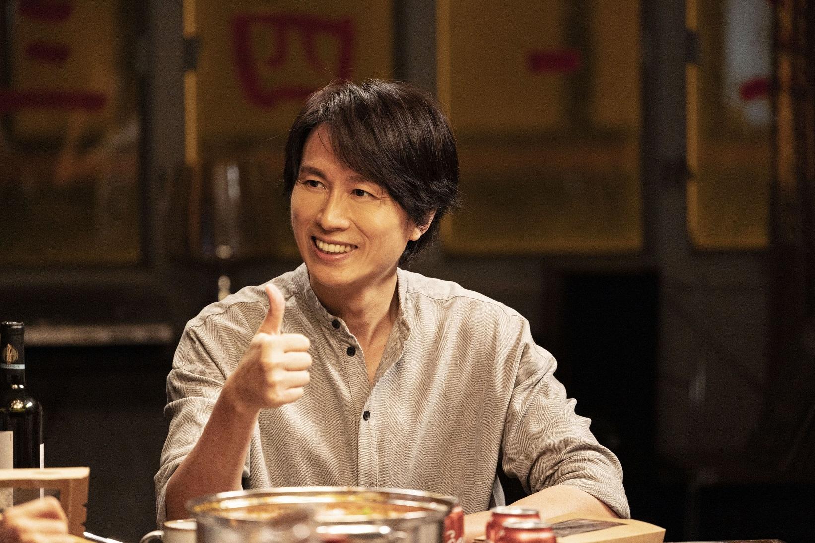 黃子華在《飯戲攻心》演大佬,魅力有增無減。(《飯戲攻心》劇照)