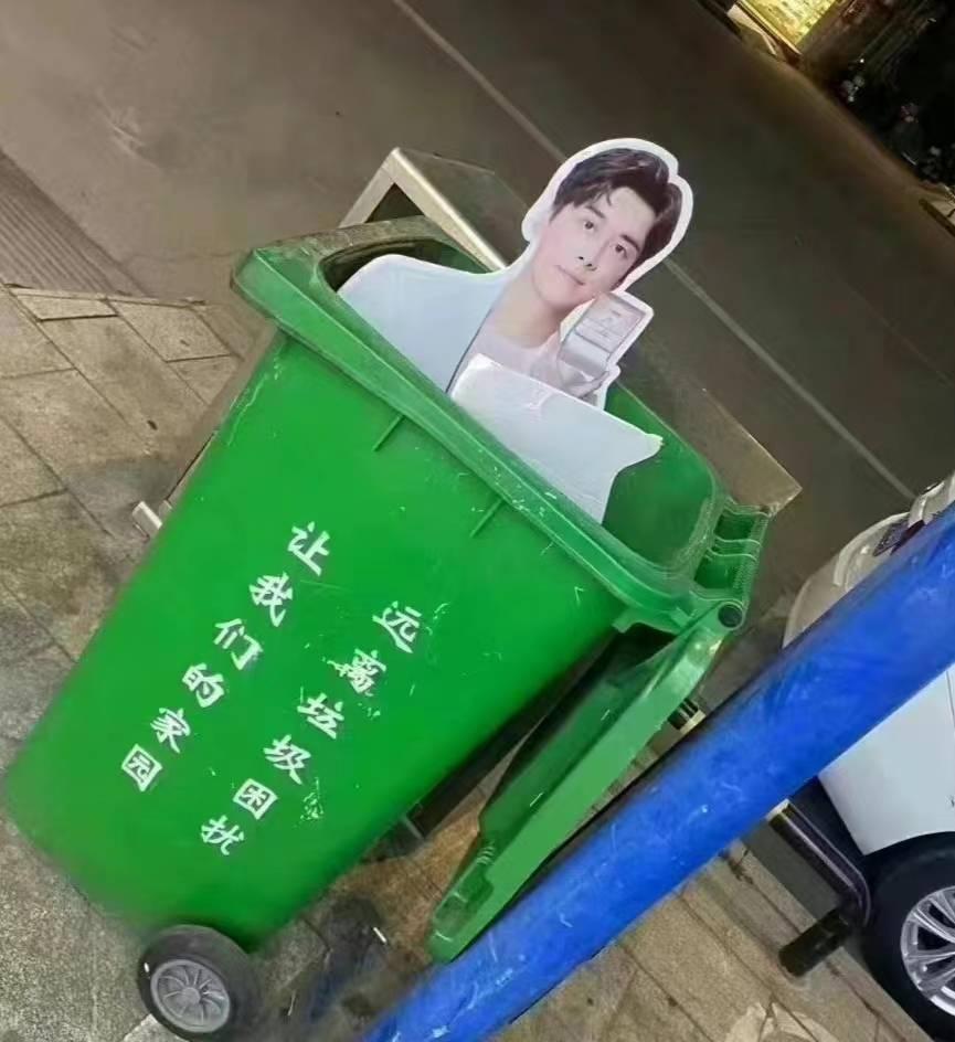 李易峰的人形廣告牌被丟進垃圾桶。(互聯網)