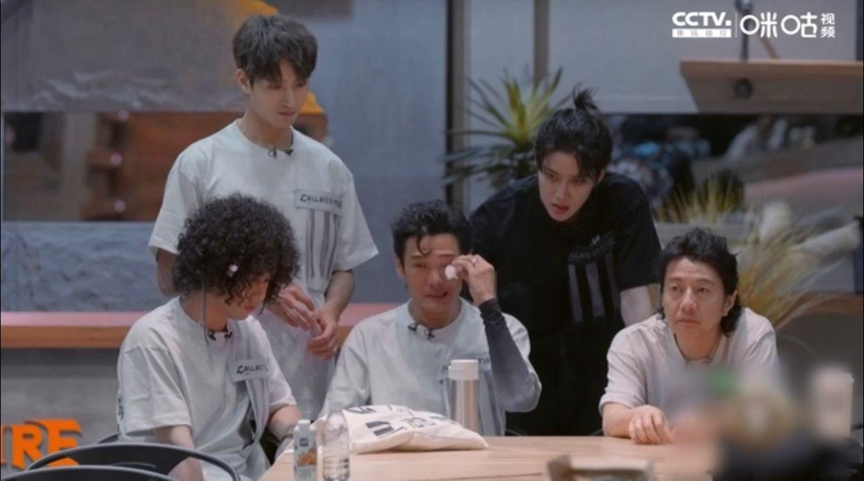 面對隊員淘汰,Alex忍不住流下男兒淚。