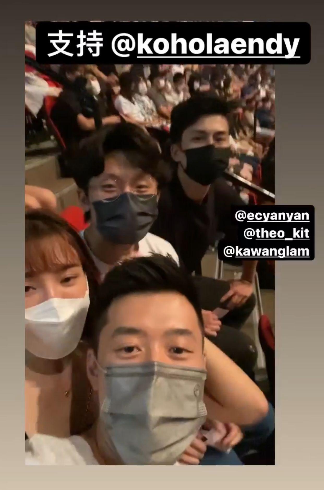 Henry瞓在Yan Yan身上自拍,相當親密。