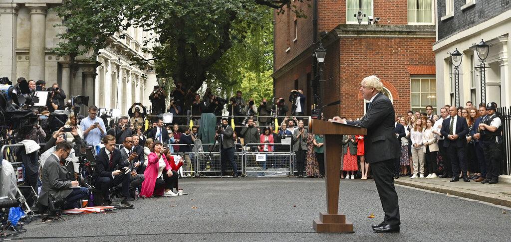較早時約翰遜在首相府外發表告別講話。(美聯社)