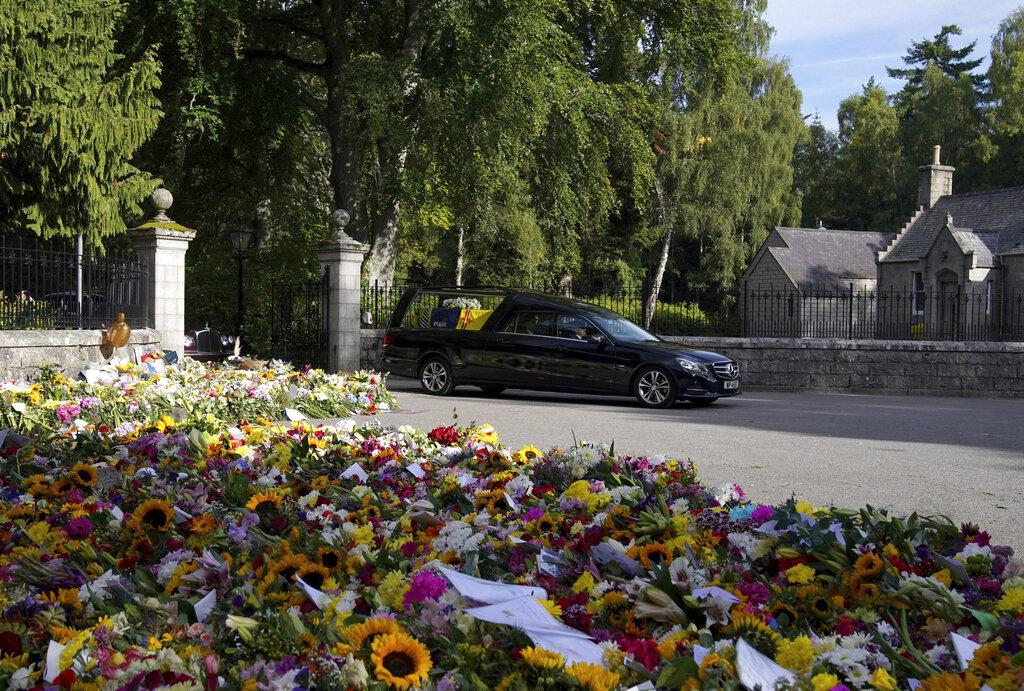 靈車離開巴爾莫勒爾堡。(美聯社)