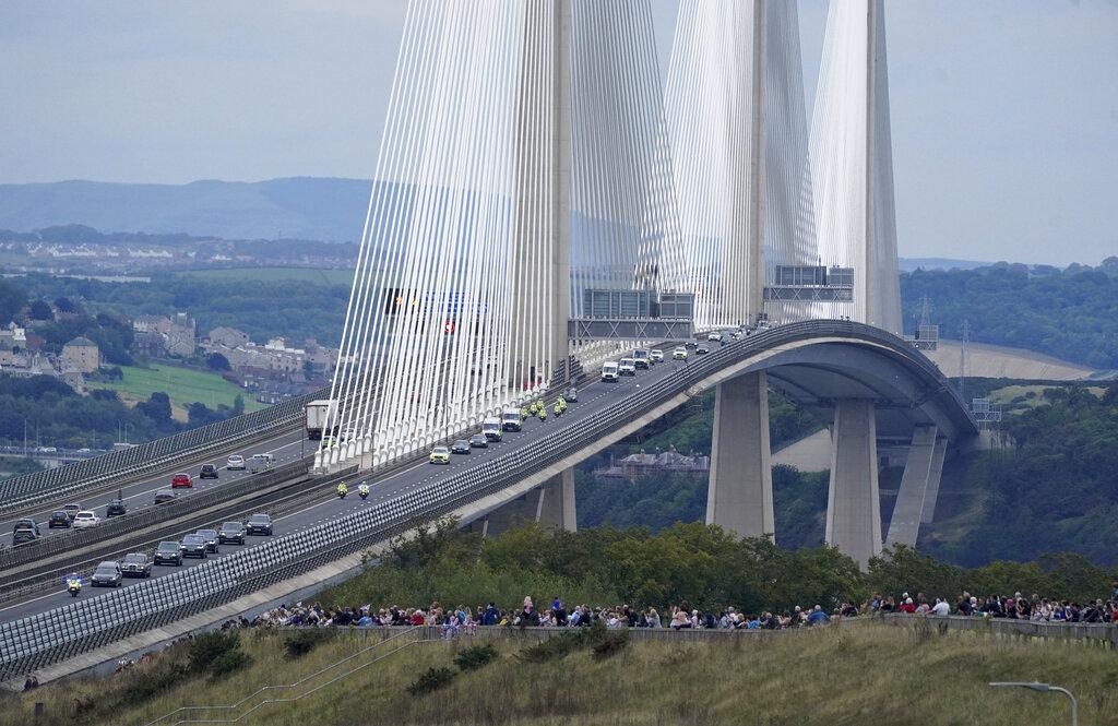 車隊路經蘇格蘭Queensferry大橋。(美聯社)