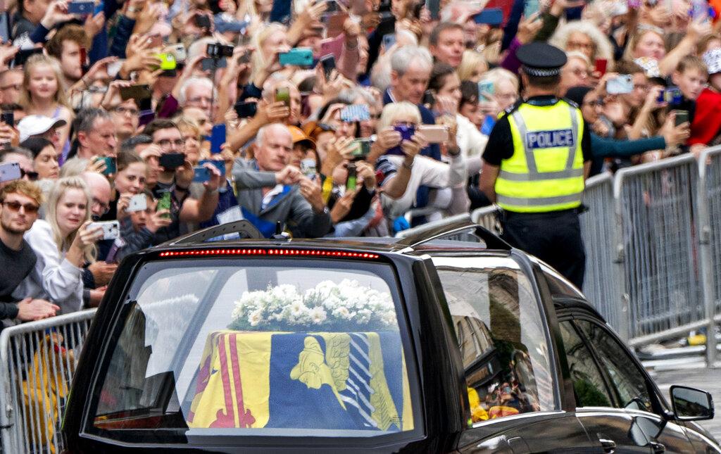 大批愛丁堡民眾夾道向女王道別。(美聯社)
