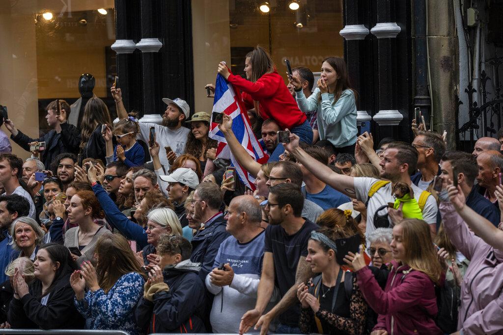 愛丁堡民眾送別女王。(美聯社)