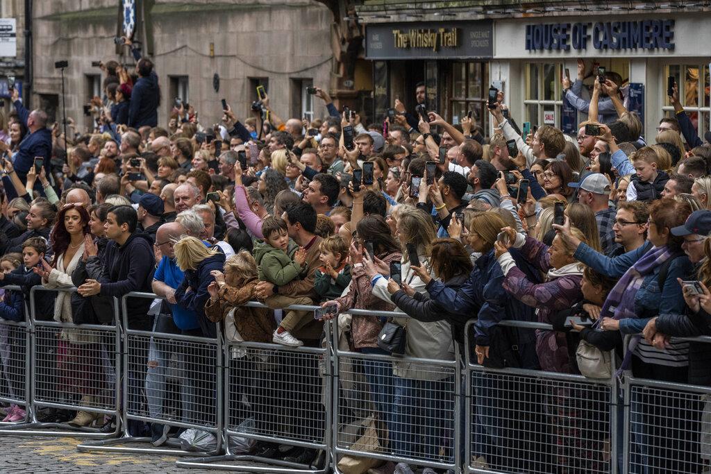 愛丁堡民眾蜂擁送別女王。(美聯社)