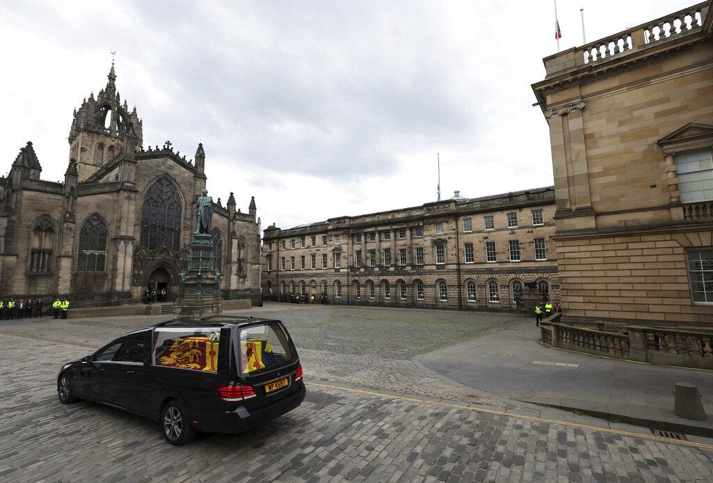 靈車抵達荷里路德宮。(美聯社)