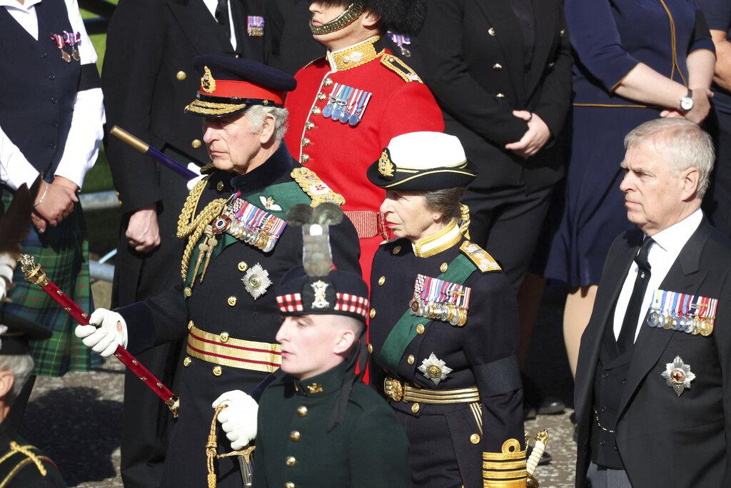 查理斯三世、安妮公主及安德魯王子尾隨女王靈柩。(美聯社)