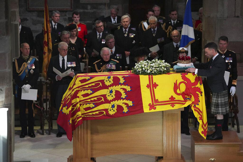 女王靈柩移入聖吉爾斯大教堂。