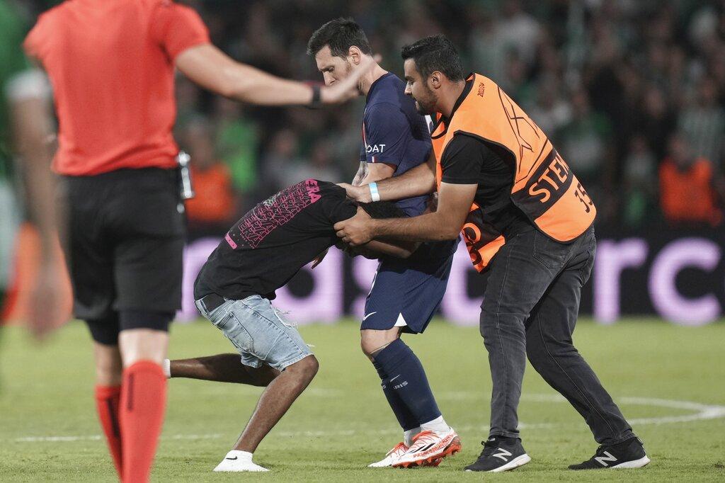 有球迷比賽途中闖入球場與美斯擁抱。(美聯社)