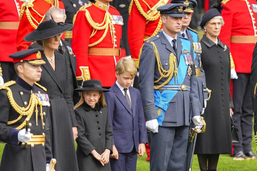 喬治、夏洛特與父母一同等候女王靈柩移上靈車。(美聯社)