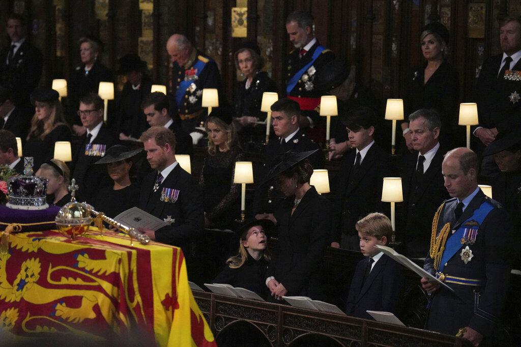 喬治、夏洛特與父母一同出席女王在溫莎堡聖喬治教堂的葬禮。(美聯社)